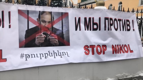 «Թուրք Նիկոլ». ՌԴ-ում ՀՀ դեսպանատան դիմաց քաղաքացիները սպասում են Փաշինյանին