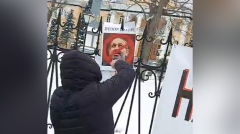 Ոչ Նիկոլին ու իր թիմին. հայերը ՌԴ-ում ՀՀ դեսպանատան դիմաց պահանջում են Փաշինյանի հրաժարականը