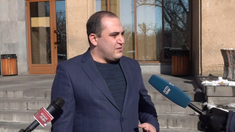 Նիկոլ Փաշինյանն «իկրայի» հատիկների չափ երիտասարդների գլուխ է կերել. Նարեկ Սամսոնյան