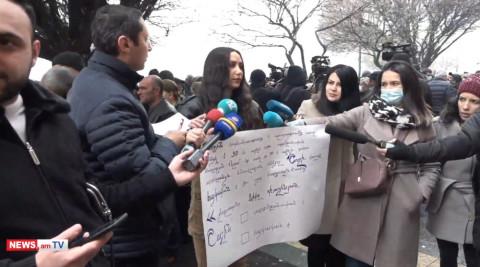 «Եռաբլուրի» միջադեպի մասնակից լրագրողը Փաշինյանի խոսքի մեջբերմամբ պաստառ է բերել կառավարության մոտ
