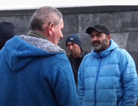 Փողի՞ համար եք պատերազմ գնացել. միջադեպ ՊՆ-ի դիմաց