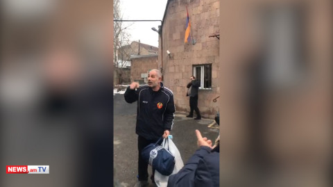 Իսրայել Հակոբկոխյանը դուրս եկավ ՁՊՎ-ից, նրան դիմավորում են ընկերները