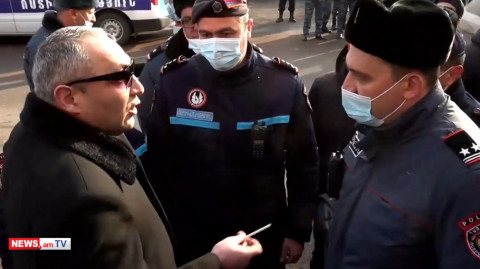«Էդ տոնով իմ հետ չխոսես, հլը մի հատ ձեռքերս բաց թող»․ ոստիկանությունը բերման է ենթարկում ցուցարարին