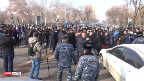 Ցուցարարները մի քանի րոպեով փակեցին Բաղրամյան պողոտան