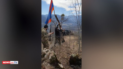 Սյունիքում հայ զինծառայողները հայկական եռագույնն են տեղադրում
