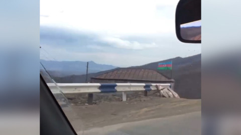 Գորիս-Կապան ճանապարհին ամենուր ադրբեջանական և ռուսական դրոշներ են, ինչպես նաև «Բարի գալուստ Ադրբեջան» գրություն