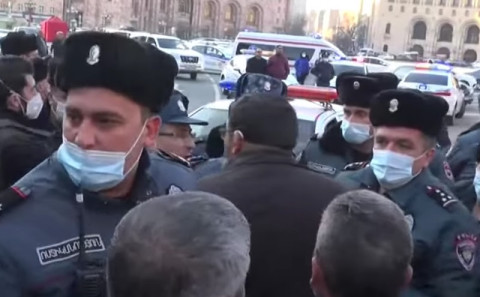 Կրքերը թեժացան Հանրապետության հրապարակում. հրմշտոց սկսվեց ոստիկանների և անհետ կորածների ծնողների միջև