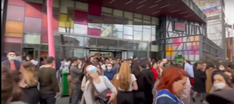 Քաղաքացիներն իրար հրմշտելով դուրս են վազել առևտրի կենտրոնից