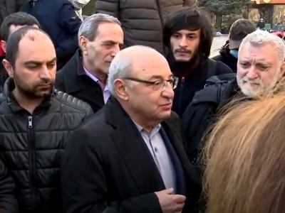 Վազգեն Մանուկյանը հանդիպում է քաղաքացիների հետ