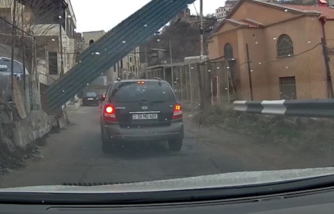 Քամին տանիքից մի կտոր շպրտել է ընթացող մեքենայի վրա