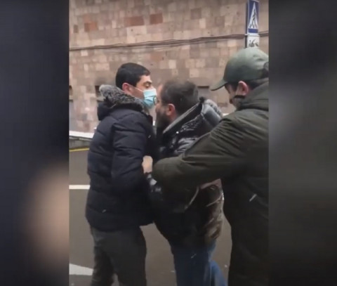 Քաղաքացիական հագուստով ոստիկանները Նարեկ Մալյանին բերման ենթարկեցին