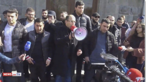 Իսկ դու Նիկոլ, սպասիր մեզ ամեն տեղ. ցուցարար