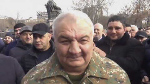 Հավաքվածները ծափերով հարթակ ուղեկցեցին գեներալ Յուրի Խաչատուրովին