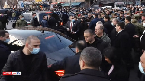 Փաշինյանը ոստիկանական պատի հետեւից հրաժեշտ տվեց աջակիցներին եւ ավտոշարասյունով հեռացավ