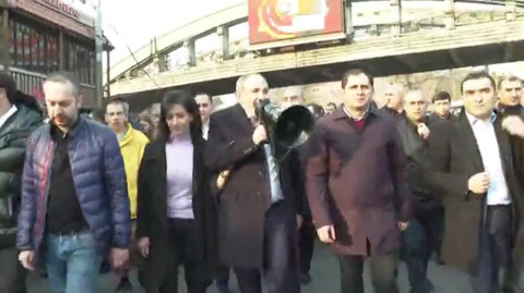 Փաշինյանը կոչ է անում ծափերով ողջունել ԱԱԾ-ին եւ Ոստիկանությանը