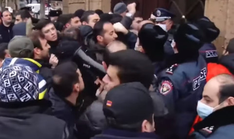 Փաշինյանի հրաժարականը պահանջող քաղաքացիները մտան Կենտրոնի թաղապետարան. քաշքշուկ սկսվեց