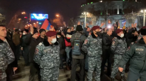 Փաշինյանի երթի մասնակիցների «դըմփ դըմփ հու»-ն եւ սուլոցները՝ ուղղված Բաղրամյանի ցուցարարներին