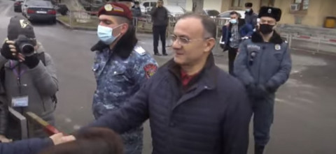 Ամեն երեքշաբթի օրն այստեղ աշխատանքի ենք. Սեյրան Օհանյանն ու Խաչատուրովը մոտեցան աջակիցներին