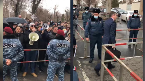 Քոչարյանի աջակիցները դատախազներին դիմավորեցին «ամոթ, ամոթ» վանկարկումներով