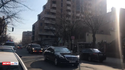 Փաշինյանն ԱԺ եկավ՝ անվտանգության տասնյակ աշխատակիցներով եւ մեքենաներով