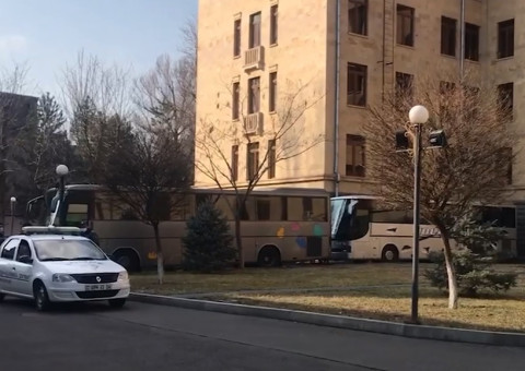 Ավտոբուսներով տարված ոստիկաններ Ազգային ժողովի այգում
