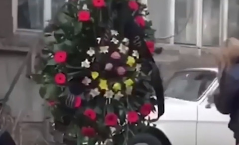 Քաղաքացիները ծաղկեպսակ են դրել Հրաչյա Հակոբյանի տան բակում
