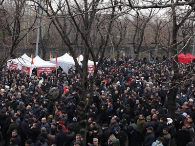 Լարված վիճակ Երեւանում. ցուցարարները փակել են ԱԺ շենքի բոլոր մուտքերը