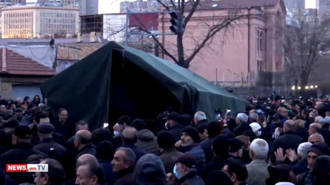 Քաղաքացիները վրաններ են տեղադրում Դեմիրճյան փողոցում