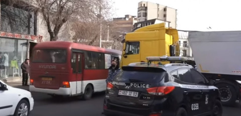 Փաշինյանի հրաժարականը պահանջող քաղաքացին մեծ բեռնատարով փակել է Պռոշյան փողոցը