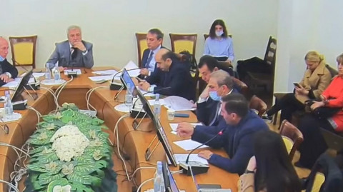 Ռազմական դրությունը քաղաքական զարգացումներին խանգարո՞ւմ է. Անդրանիկ Քոչարյանը՝ Արման Աբովյանին