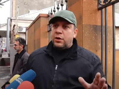 Մաքրեք ձեր զուգարանոտ բերանները. ցուցարարները զուգարանի թղթեր նետեցին ՊՈԱԿ-ից ներս
