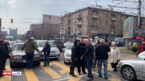«Նիկոլ, դավաճան». քաղաքացիները փակել են Կոմիտասի պողոտան