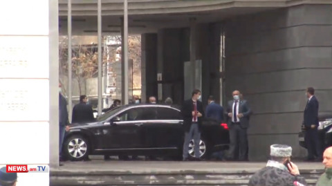 Փաշինյանը նախարարության շենք ժամանեց մեքենայով՝ մեծ թվով թիկնապահների ուղեկցությամբ