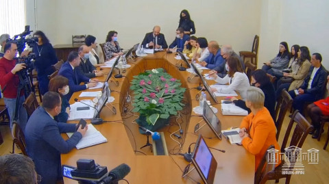 Առողջապահության նախարարը հորդորեց պատգամավորներին դիմակ կրել