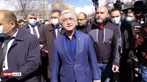 «Նախագահ». ինչպես դիմավորեցին Սերժ Սարգսյանին դատարանի բակում