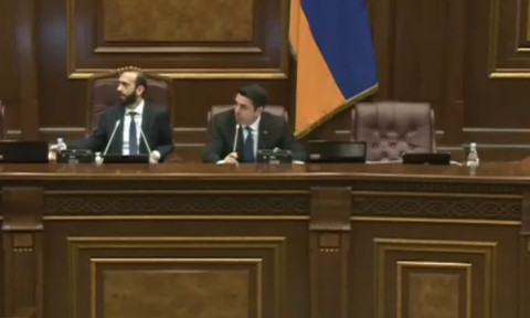 Պարոն Մարուքյան լավ էլի... դե եկեք բոլորս տեղից բղավենք. Ալեն Սիմոնյան