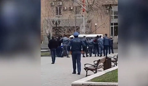 Ոստիկանները բերման ենթարկեցին 3 քաղաքացու՝ Կառավարության մոտակա այգում նստելու համար