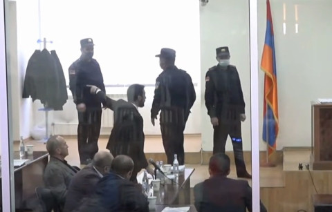«Հանդարտվեք». լարված վիճակ Քոչարյանի եւ մյուսների գործով դատական նիստին