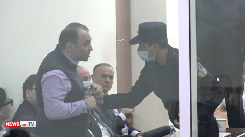 «Ձեռքս թող». դատական կարգադրիչը փորձեց խլել Խաչատուրովի պաշտպանի խոսափողը