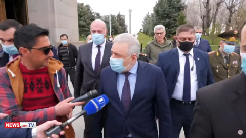 Ոտքի վրա այդպիսի հարցերի չեն պատասխանում. պաշտպանության նախարարը կրկին հրաժարվեց խոսել