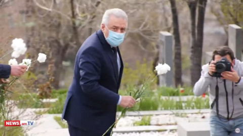 Քառօրյա պատերազմի 5–րդ տարելիցին պաշտպանության նախարարն ու ԳՇ պետն այցելել են «Եռաբլուր»
