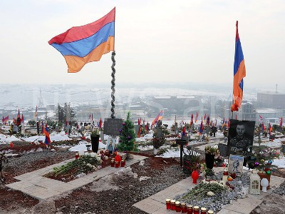 Կաթողիկոսը Եռաբլուրում․ հոգեհանգստի կարգ նահատակված զինվորների հիշատակին