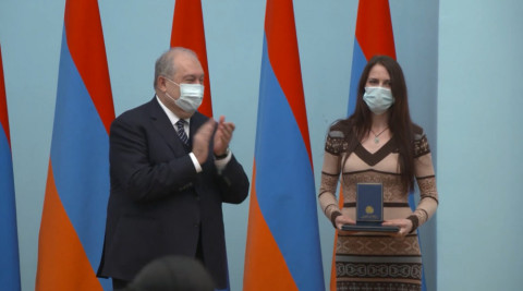 Ապրիլի 7-ի առթիվ Արմեն Սարգսյանը պետական պարգևներ է հանձնել կին զինծառայողների