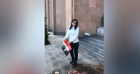 Սոնա Աղեկյանի «արյունոտ» ակցիան՝ Երևանի քաղաքապետարանի դիմաց