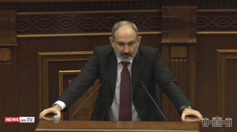 «Իմ քայլի» պատգամավորները հոտնկայս ծափահարեցին Նիկոլ Փաշինյանին