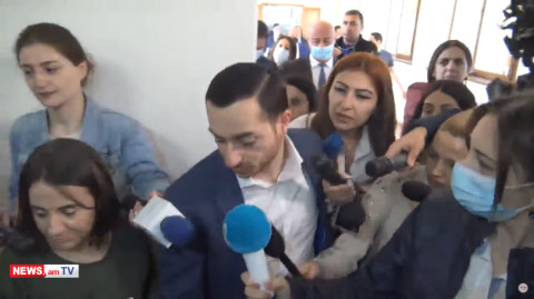 Փաշինյանի հետ խնդիր ունե՞ք, որ չէիք ծափահարում. լրագրողը՝ Մխիթար Հայրապետյանին