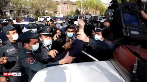 Ոստիկանները բերման ենթարկեցին Սոնա Աղեկյանին