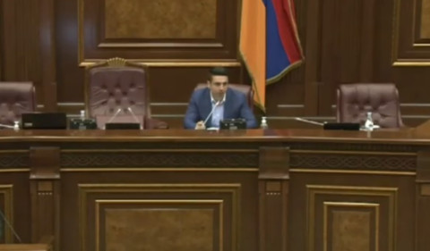 Վերջին 30 րոպեն զբաղված եմ ձեզ խնդրելով, որ լուռ մնաք. Ալեն Սիմոնյանը՝ պատգամավորներին