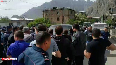 Լարված իրավիճակ Սյունիքում. քաղաքացին բարձրացավ Փաշինյանի անվտանգության մեքենայի վրա