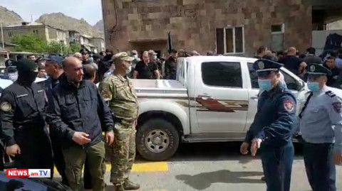 Փաշինյանը հեռացավ Ագարակից՝ շրջապատված մեծ թվով հատուկջոկատայիններով եւ թիկնապահներով